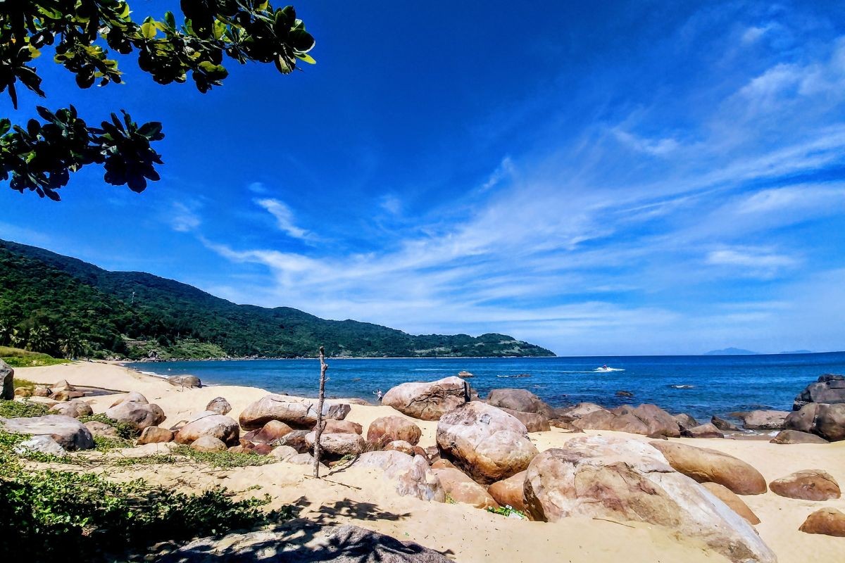 bai-rang-beach-da-nang-the-pristine-beauty-of-son-tra-peninsula